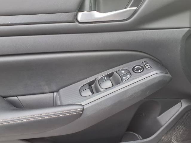 Used 2025 Nissan Altima 2.5 SV FWD image 17