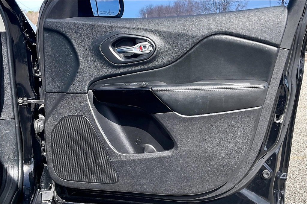 Used 2020 Jeep Cherokee Latitude Plus image 29