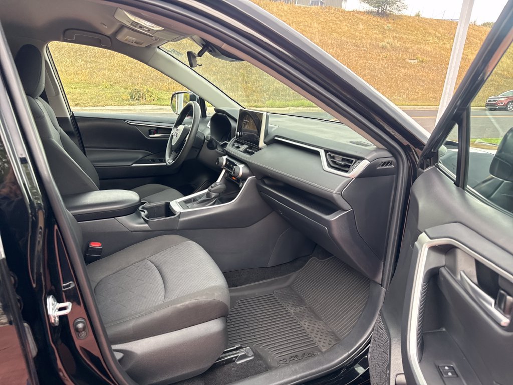 Used 2025 Toyota RAV4 XLE AWD/4WD image 29
