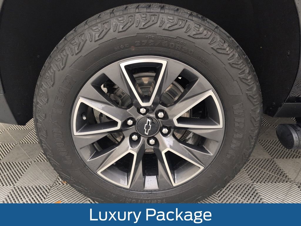 Used 2023 Chevrolet Suburban Z71 w/ Luxury Package AWD/4WD image 21