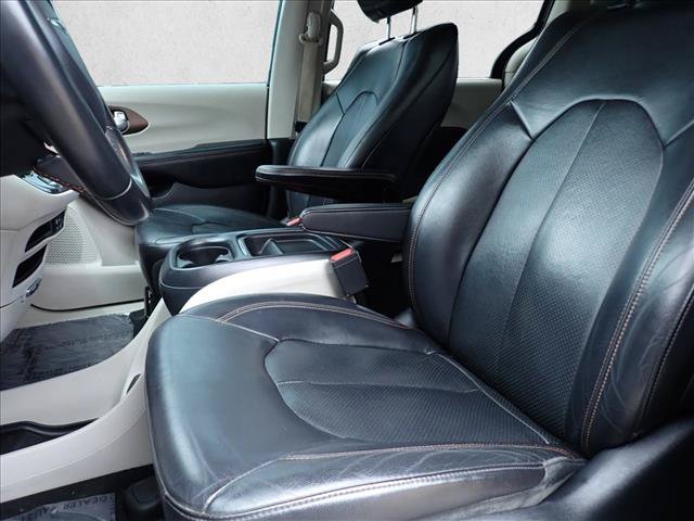 Used 2018 Chrysler Pacifica Touring-L FWD image 13