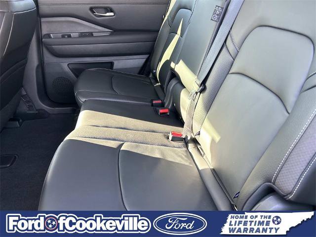 Used 2025 Nissan Pathfinder SL w/ Black Appearance Package image 18