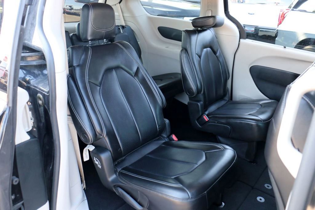 Used 2023 Chrysler Pacifica Touring-L FWD image 27