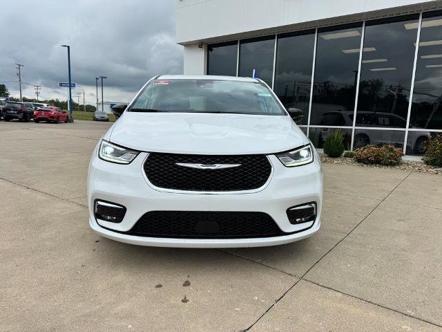 Used 2024 Chrysler Pacifica Touring-L image 3