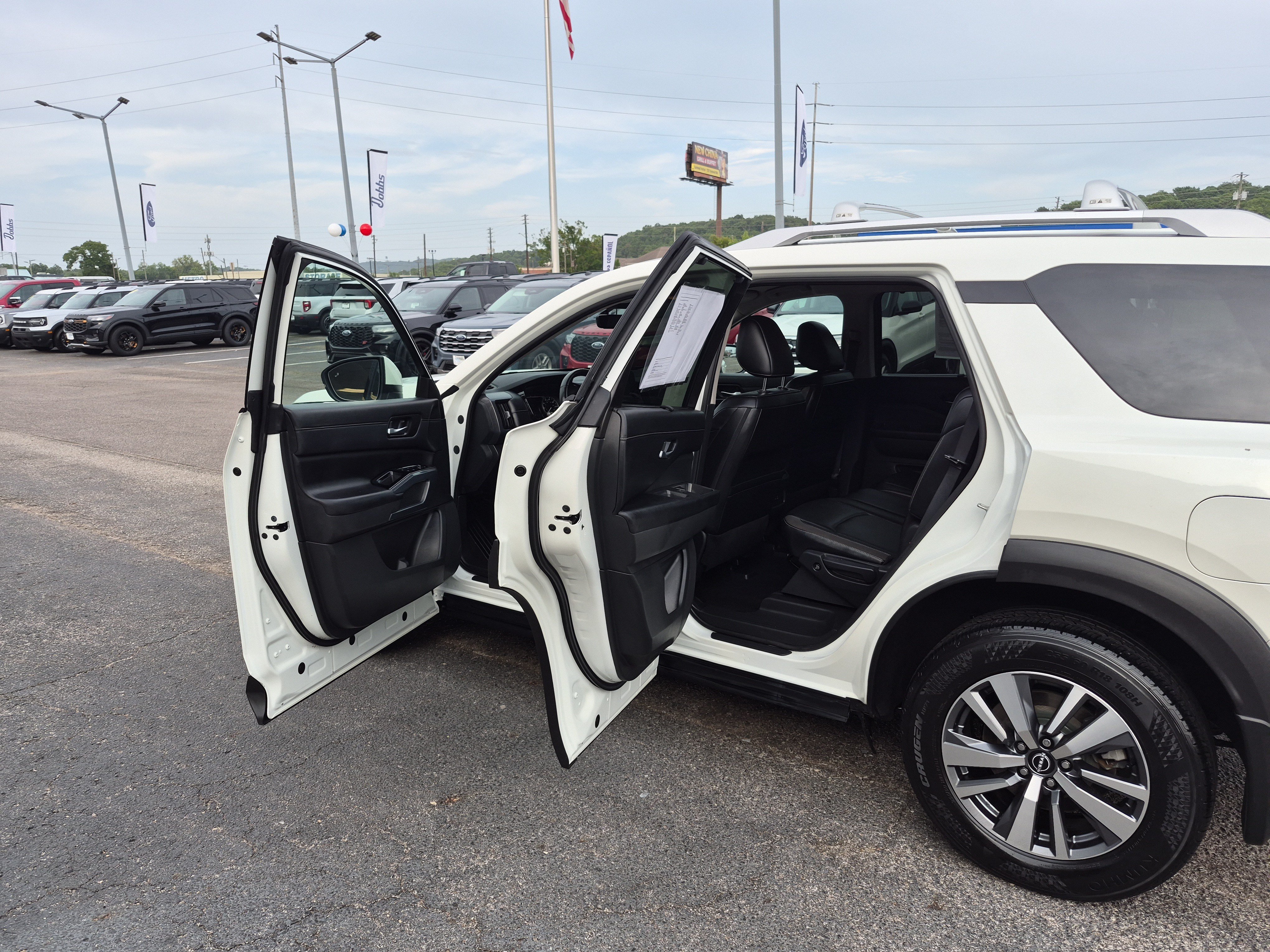 Used 2024 Nissan Pathfinder SL AWD/4WD image 14