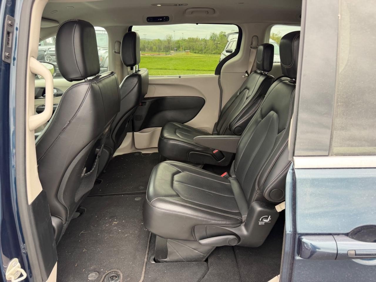 Used 2024 Chrysler Pacifica Touring-L FWD image 11