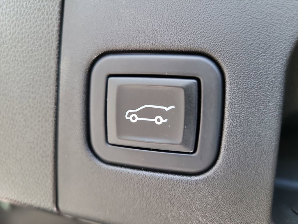 Used 2023 Cadillac XT4 Premium Luxury w/ Cold Weather Package AWD/4WD image 9