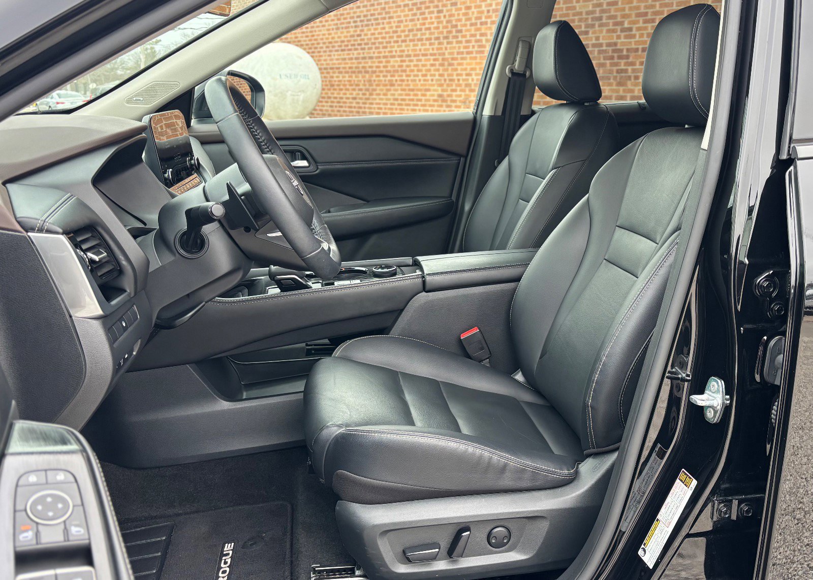 Used 2023 Nissan Rogue SL w/ SL Premium Package image 18