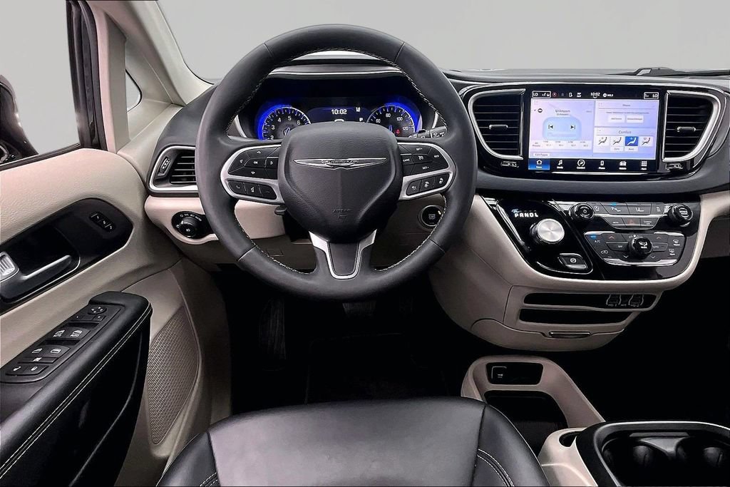 Used 2024 Chrysler Pacifica Touring-L FWD image 5