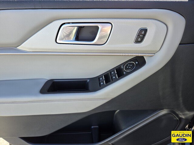 Certified 2025 Ford Explorer Active w/ Active Comfort Package RWD image 18