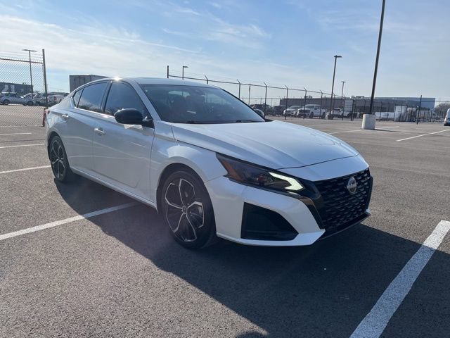 Used 2023 Nissan Altima 2.5 SR w/ SR Premium Package image 6