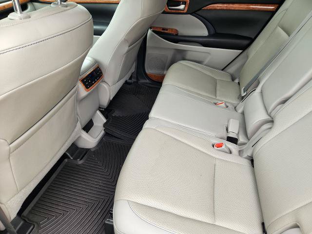 Used 2019 Toyota Highlander Limited Platinum FWD image 29