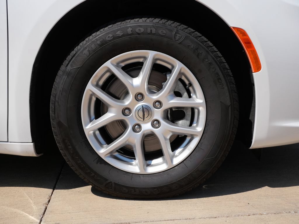 Used 2023 Chrysler Pacifica Touring FWD image 7