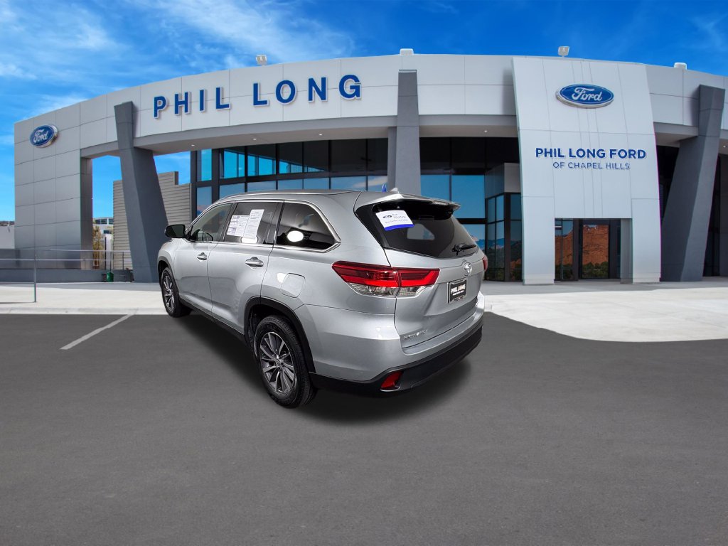 Used 2019 Toyota Highlander XLE FWD image 3