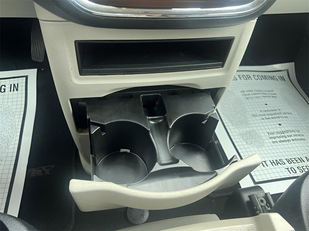 Used 2016 Chrysler Town & Country Touring image 27