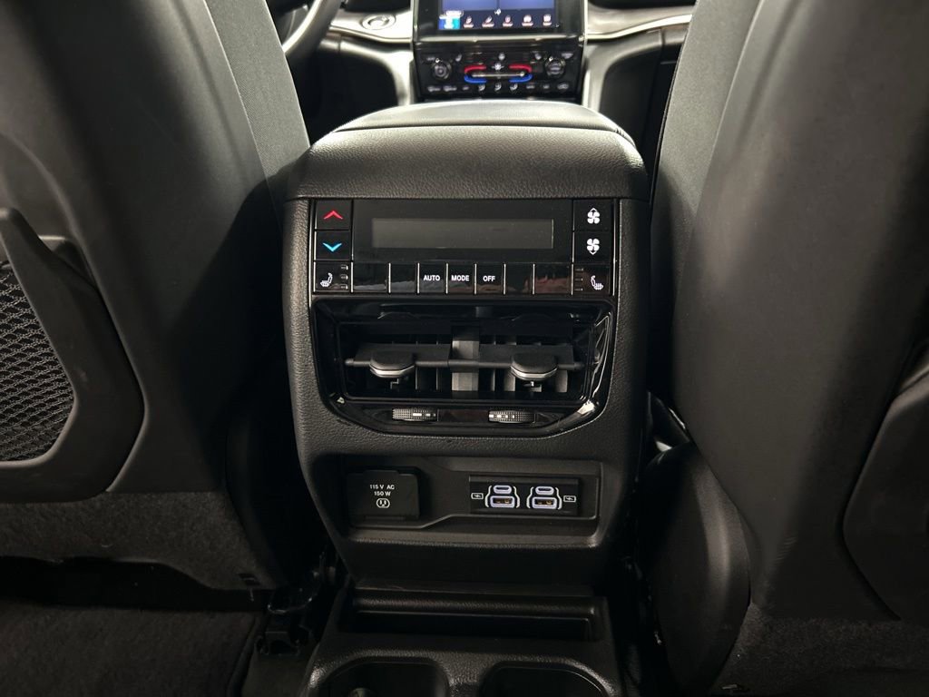 Used 2022 Jeep Grand Cherokee L Limited AWD/4WD image 29