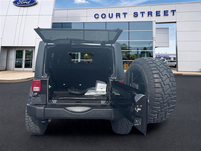 Used 2018 Jeep Wrangler Unlimited Rubicon w/ Connectivity Group AWD/4WD image 16