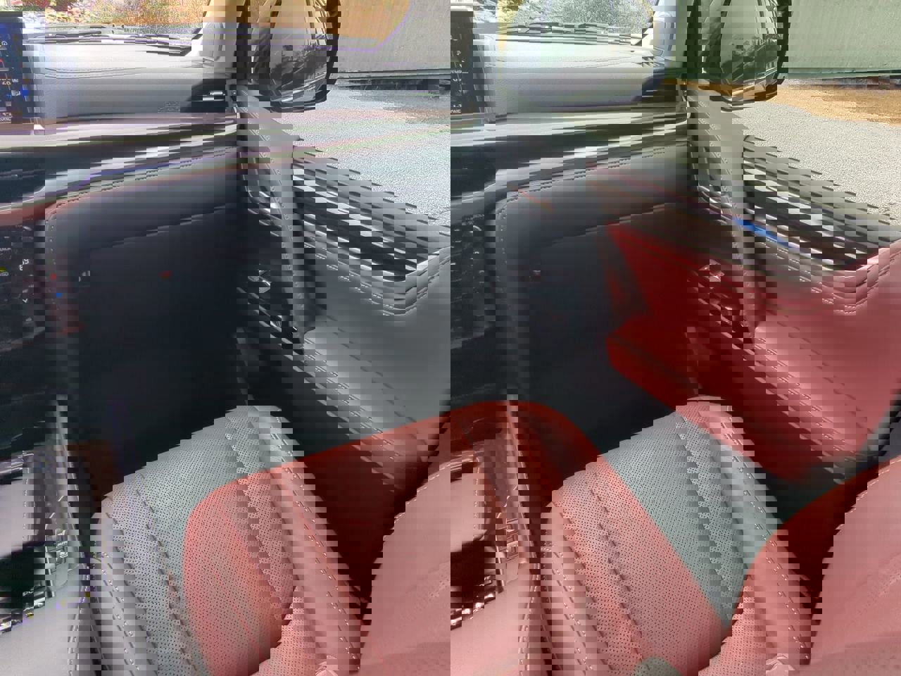 Used 2020 Lexus LX 570 4WD w/ 3rd Row & Luxury Pkg image 15