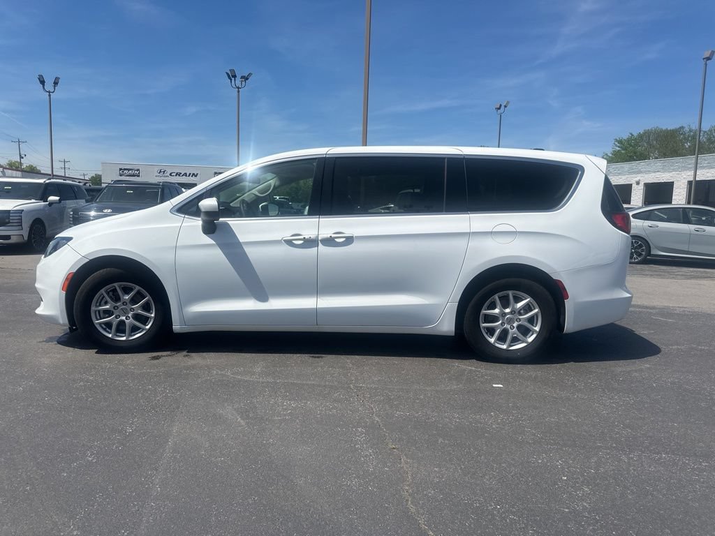 Used 2022 Chrysler Voyager LX FWD image 12