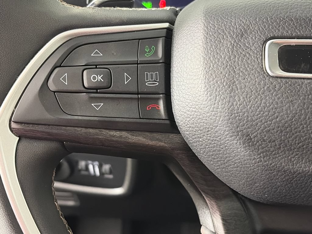 Used 2023 Jeep Grand Cherokee Limited w/ Black Appearance Package AWD/4WD image 17