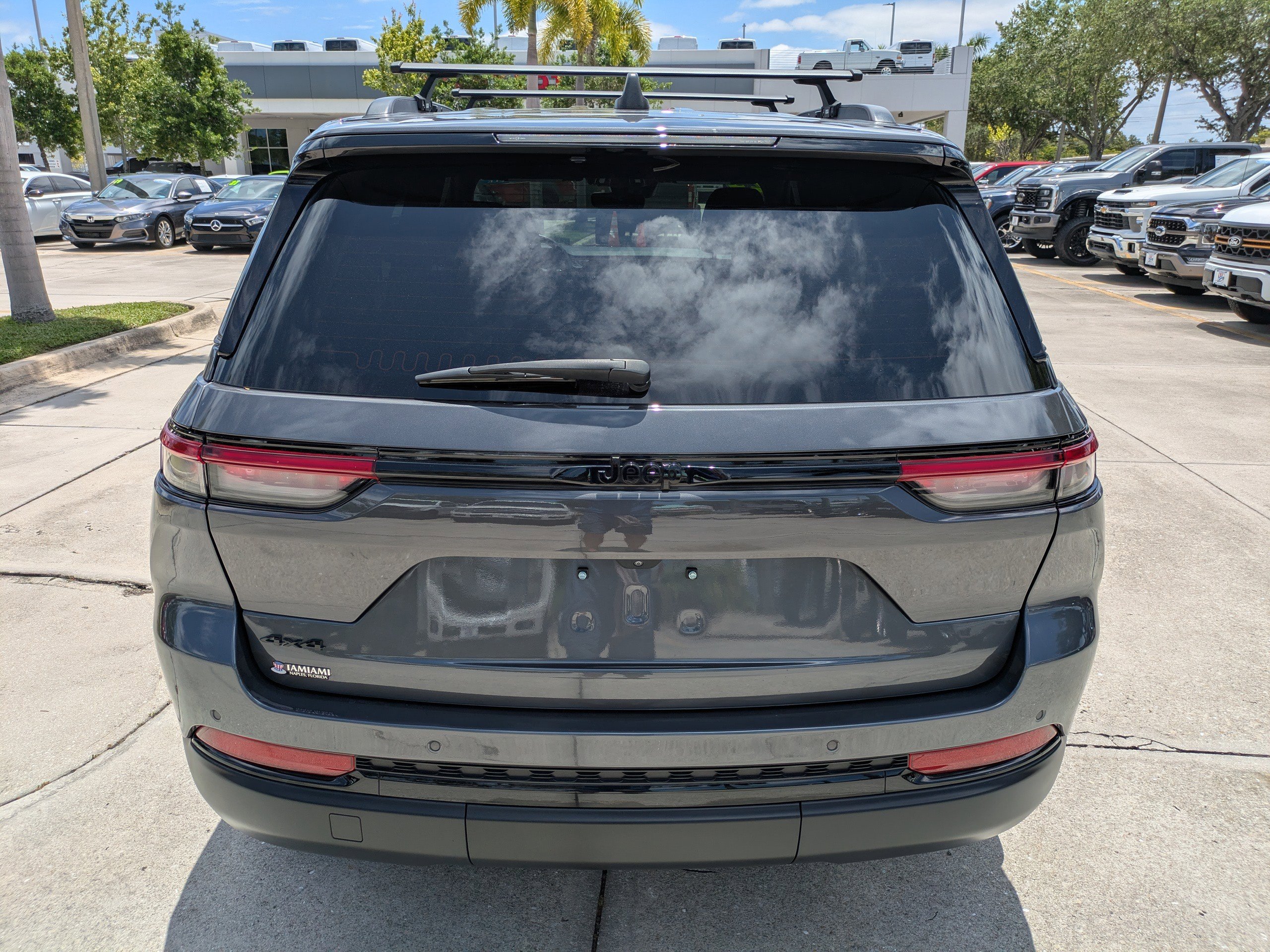Used 2023 Jeep Grand Cherokee Altitude AWD/4WD image 5