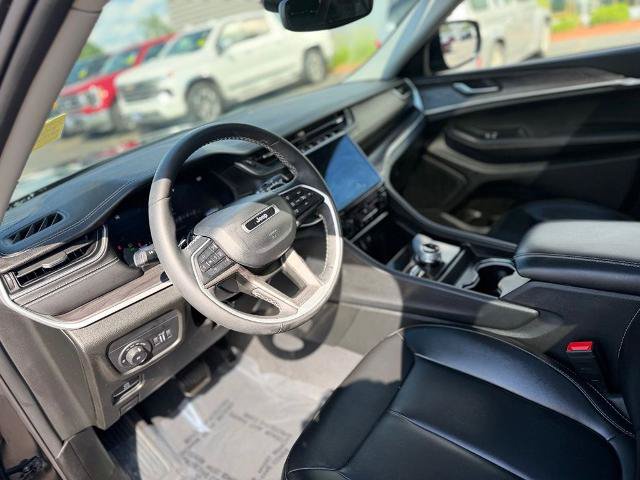Used 2023 Jeep Grand Cherokee Limited AWD/4WD image 15