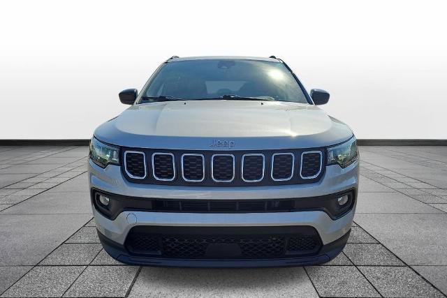 Used 2024 Jeep Compass Latitude AWD/4WD image 2