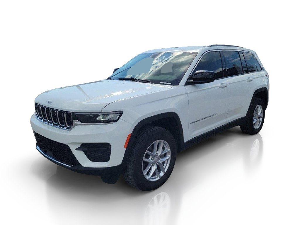 Used 2025 Jeep Grand Cherokee Laredo RWD image 2