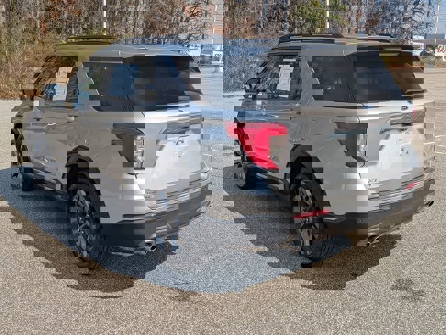 Certified 2022 Ford Explorer XLT w/ Equipment Group 202A image 4