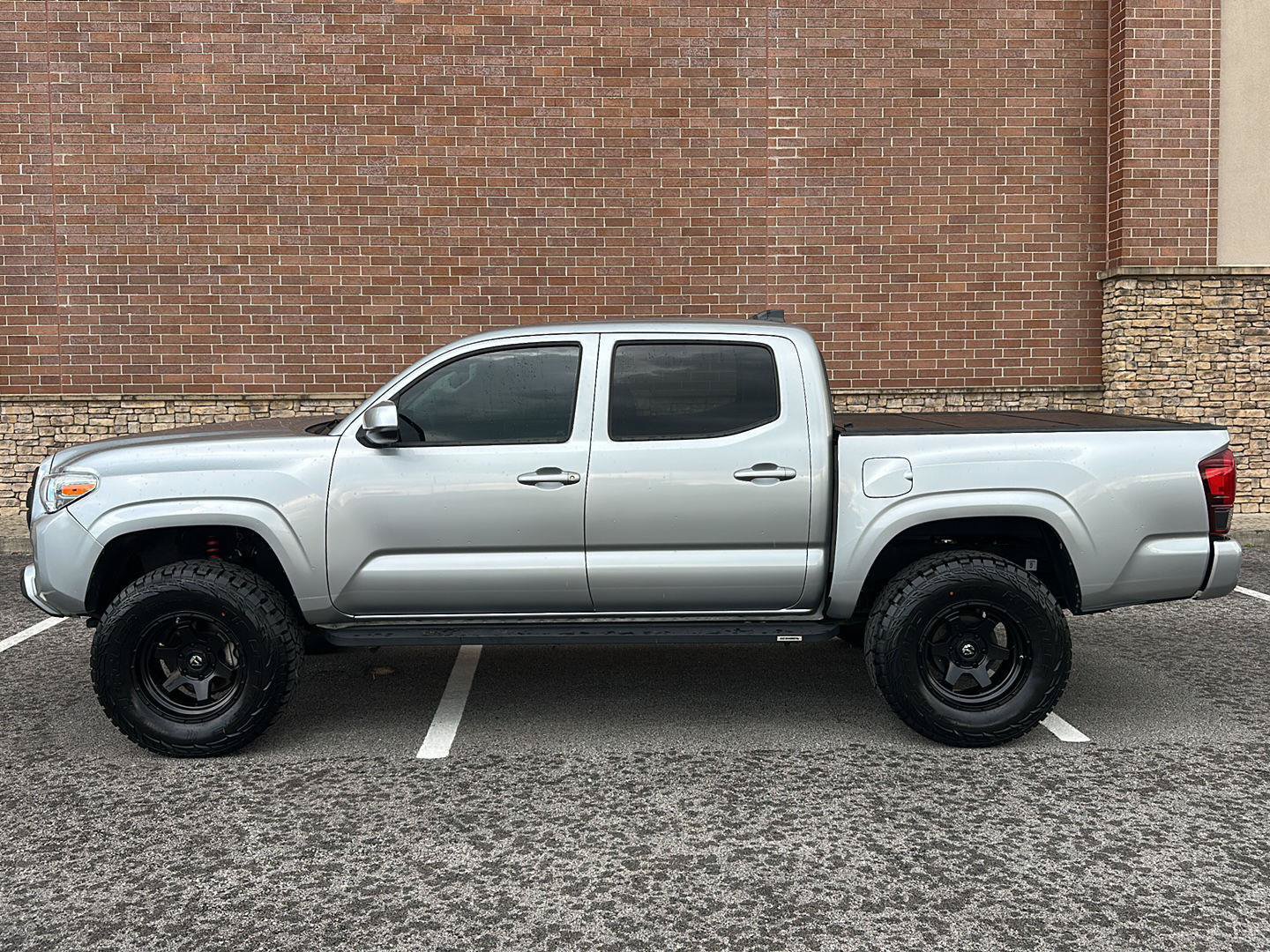 Used 2022 Toyota Tacoma SR AWD/4WD image 2