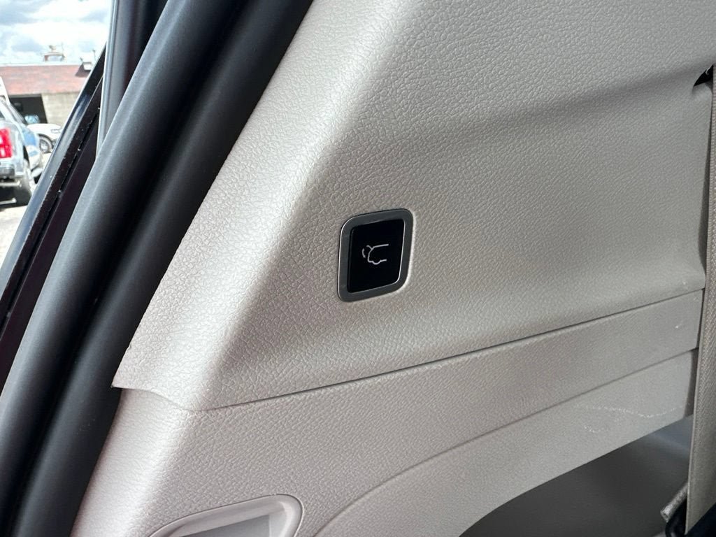 Used 2023 Chrysler Pacifica Touring-L FWD image 10