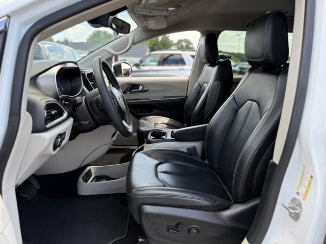 Used 2023 Chrysler Pacifica Touring-L FWD image 12