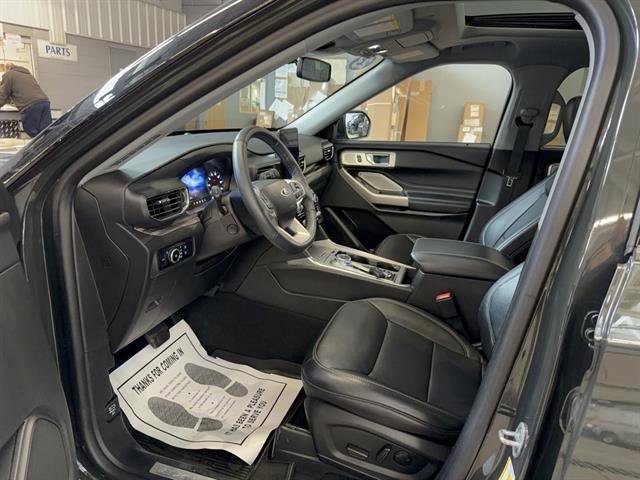 Certified 2023 Ford Explorer Limited w/ Limited Technology Package image 3
