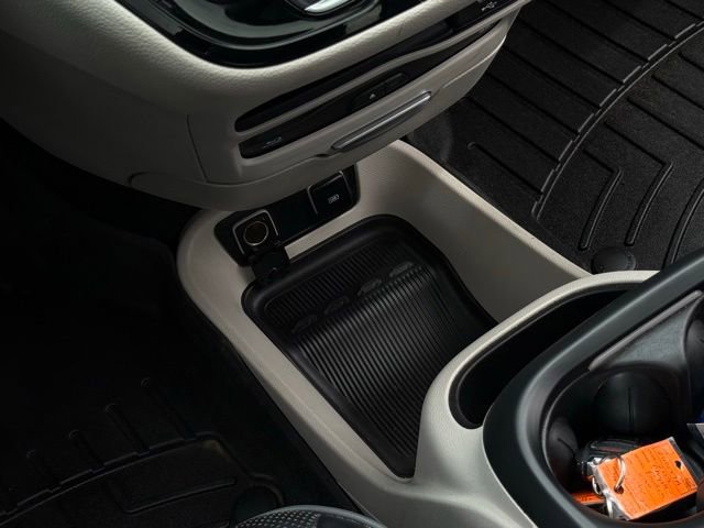Used 2019 Chrysler Pacifica Limited FWD image 34