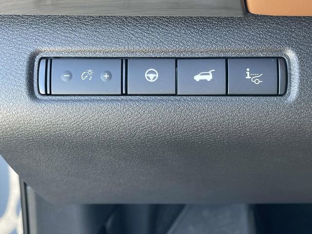 Used 2024 Nissan Pathfinder Platinum image 15