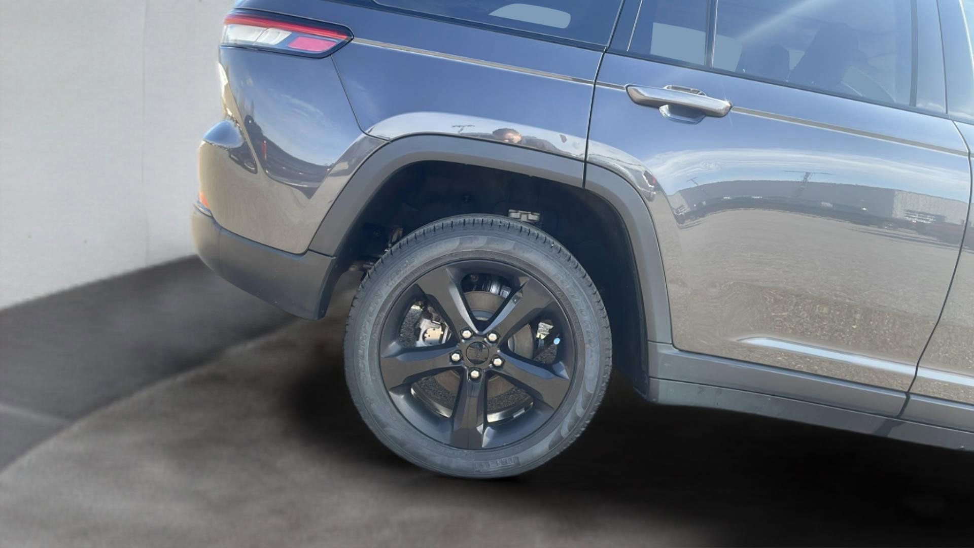 Used 2023 Jeep Grand Cherokee Limited w/ Black Appearance Package AWD/4WD image 23