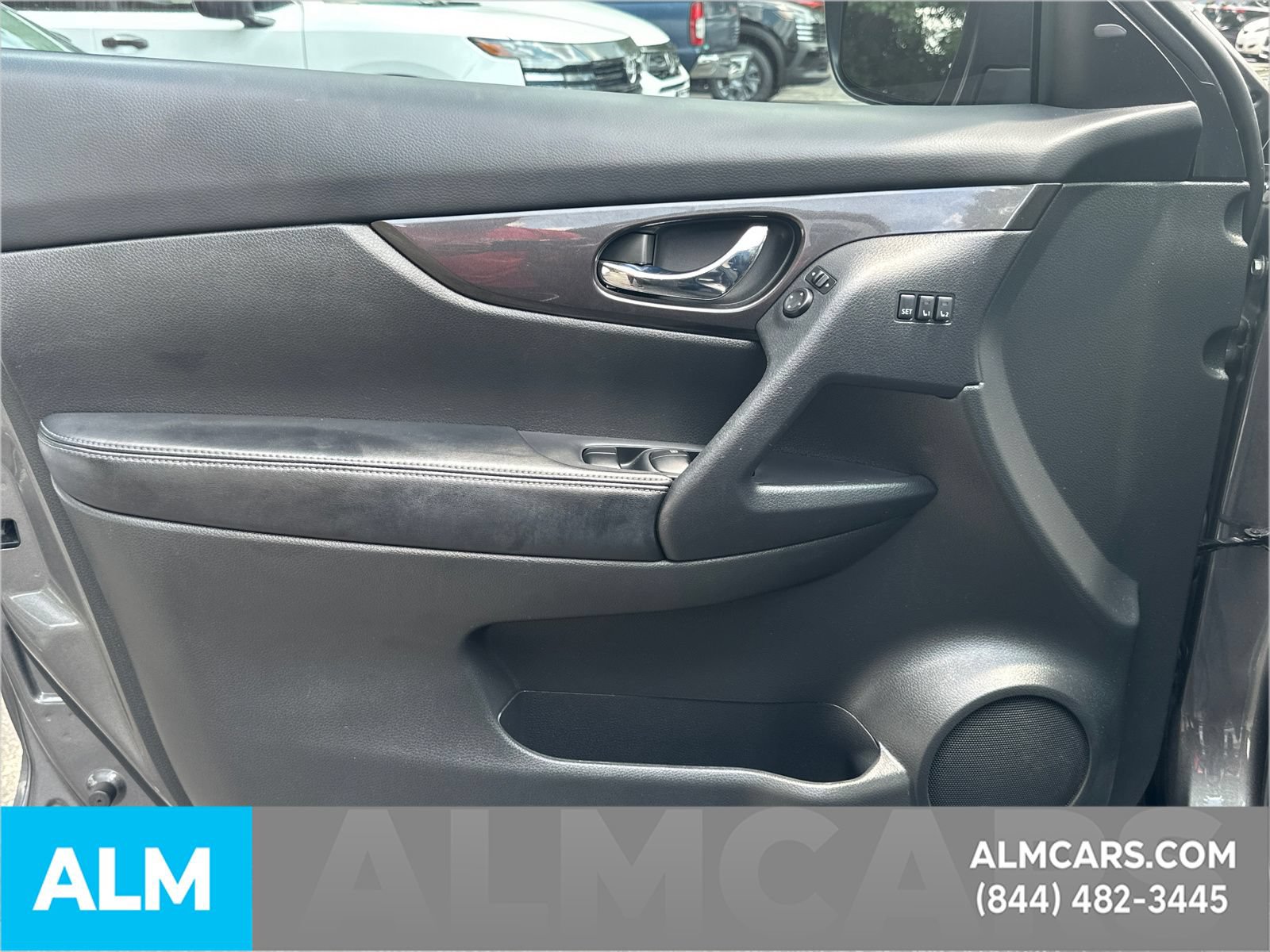 Used 2019 Nissan Rogue SV w/ Premium Package FWD image 11