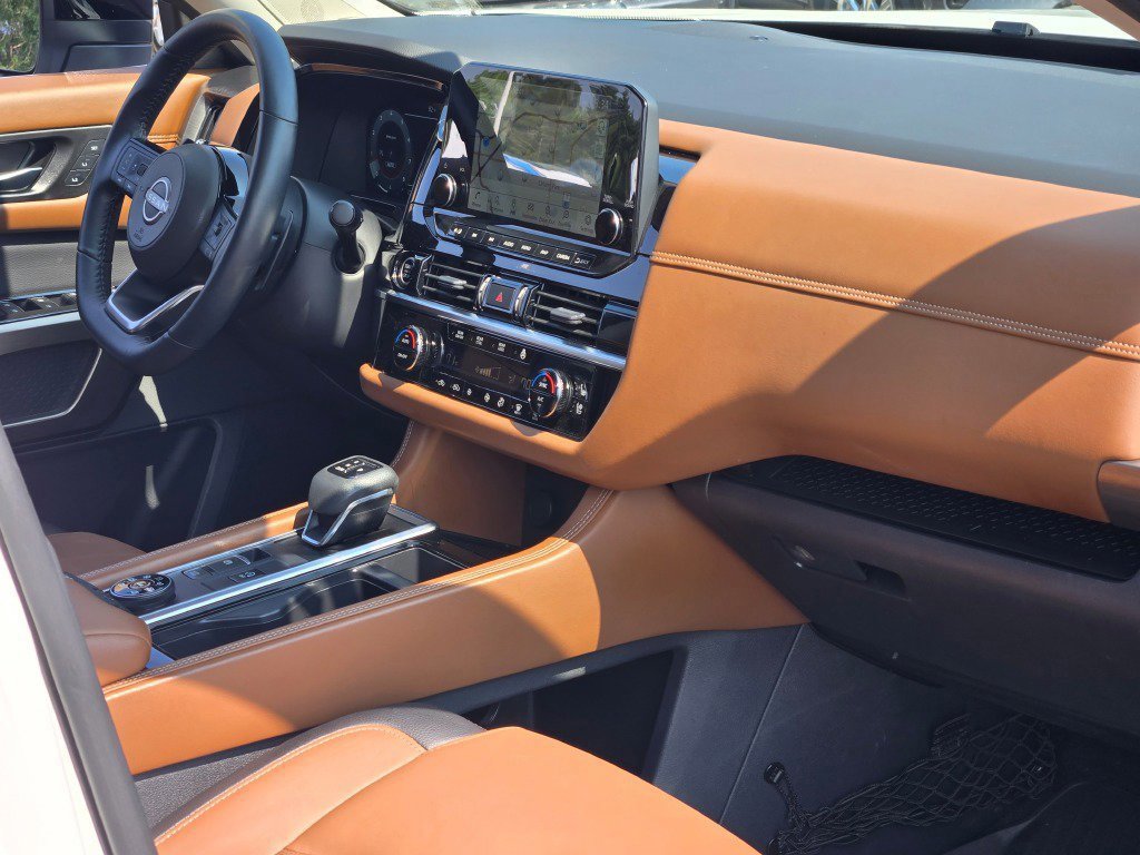 Used 2024 Nissan Pathfinder Platinum image 10