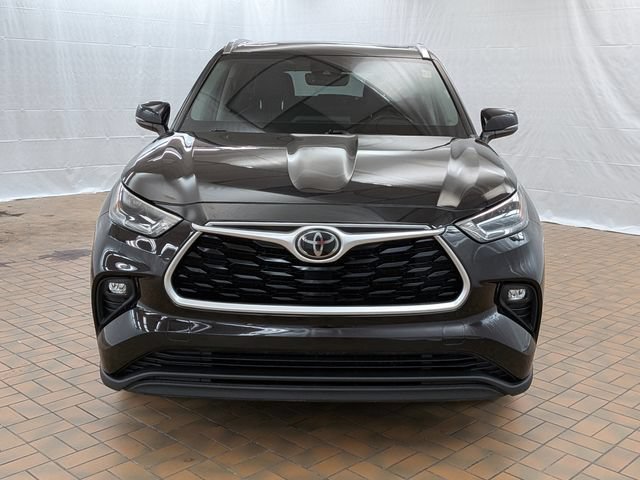 Used 2021 Toyota Highlander XLE AWD/4WD image 2