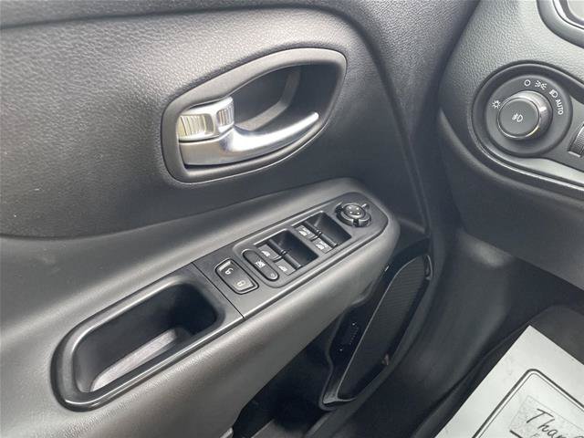 Used 2018 Jeep Renegade Altitude FWD image 28