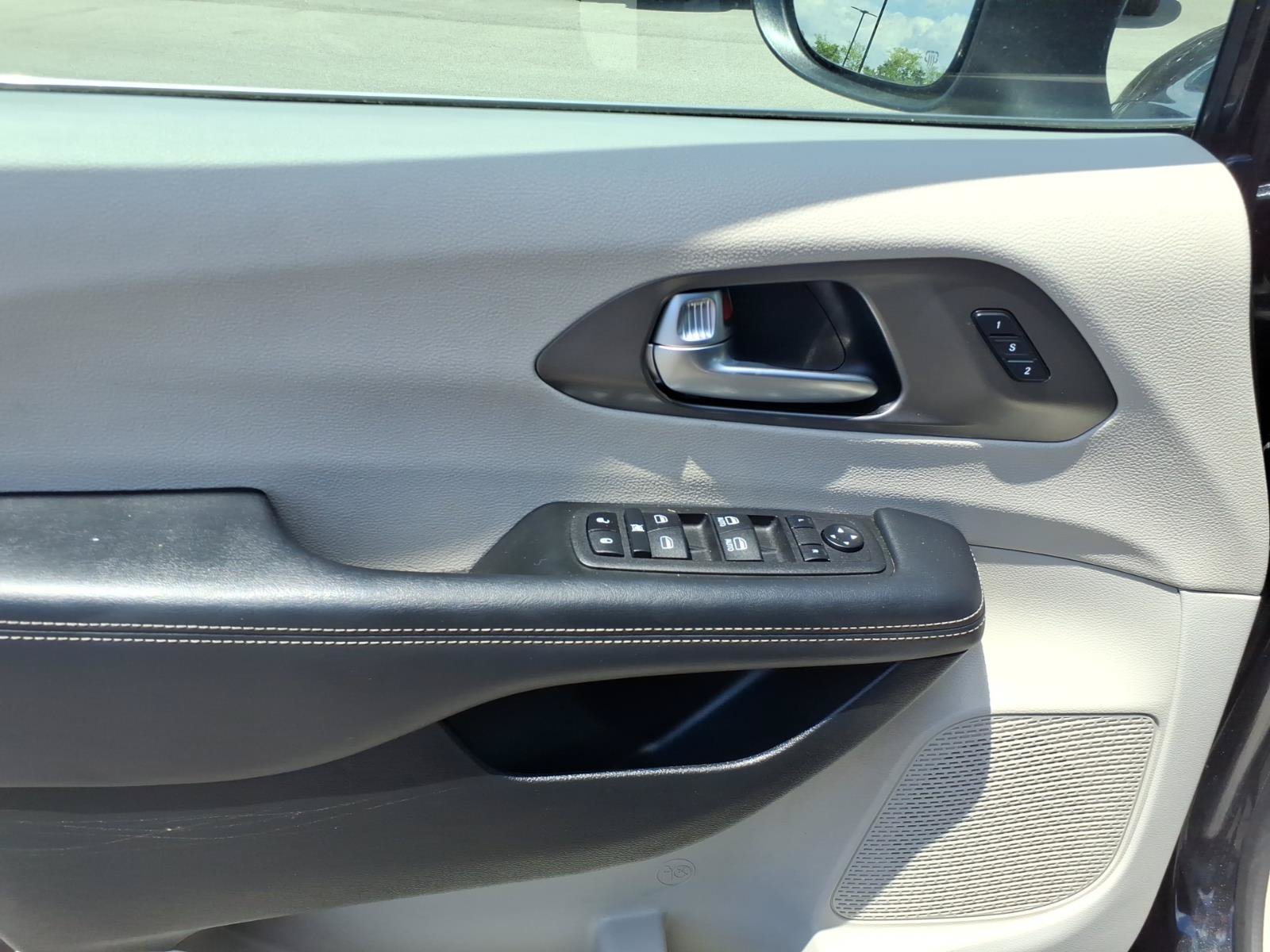 Used 2023 Chrysler Pacifica Touring-L FWD image 11