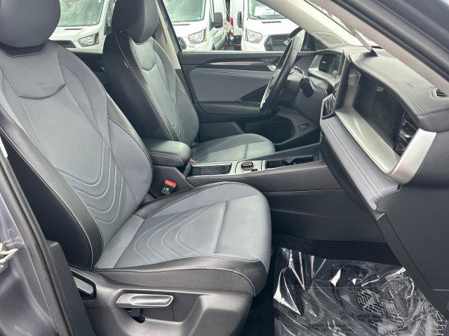 Used 2025 Volkswagen Tiguan SE AWD/4WD image 19