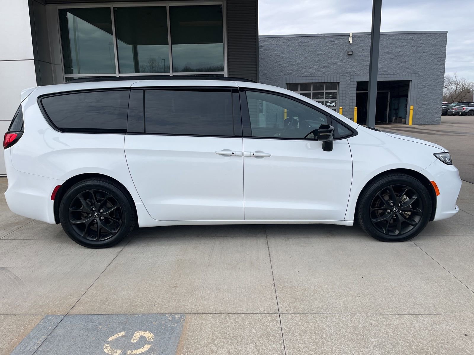 Used 2025 Chrysler Pacifica Limited image 2