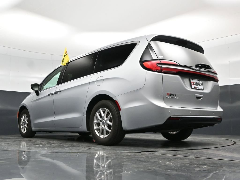 Used 2024 Chrysler Pacifica Touring-L FWD image 62