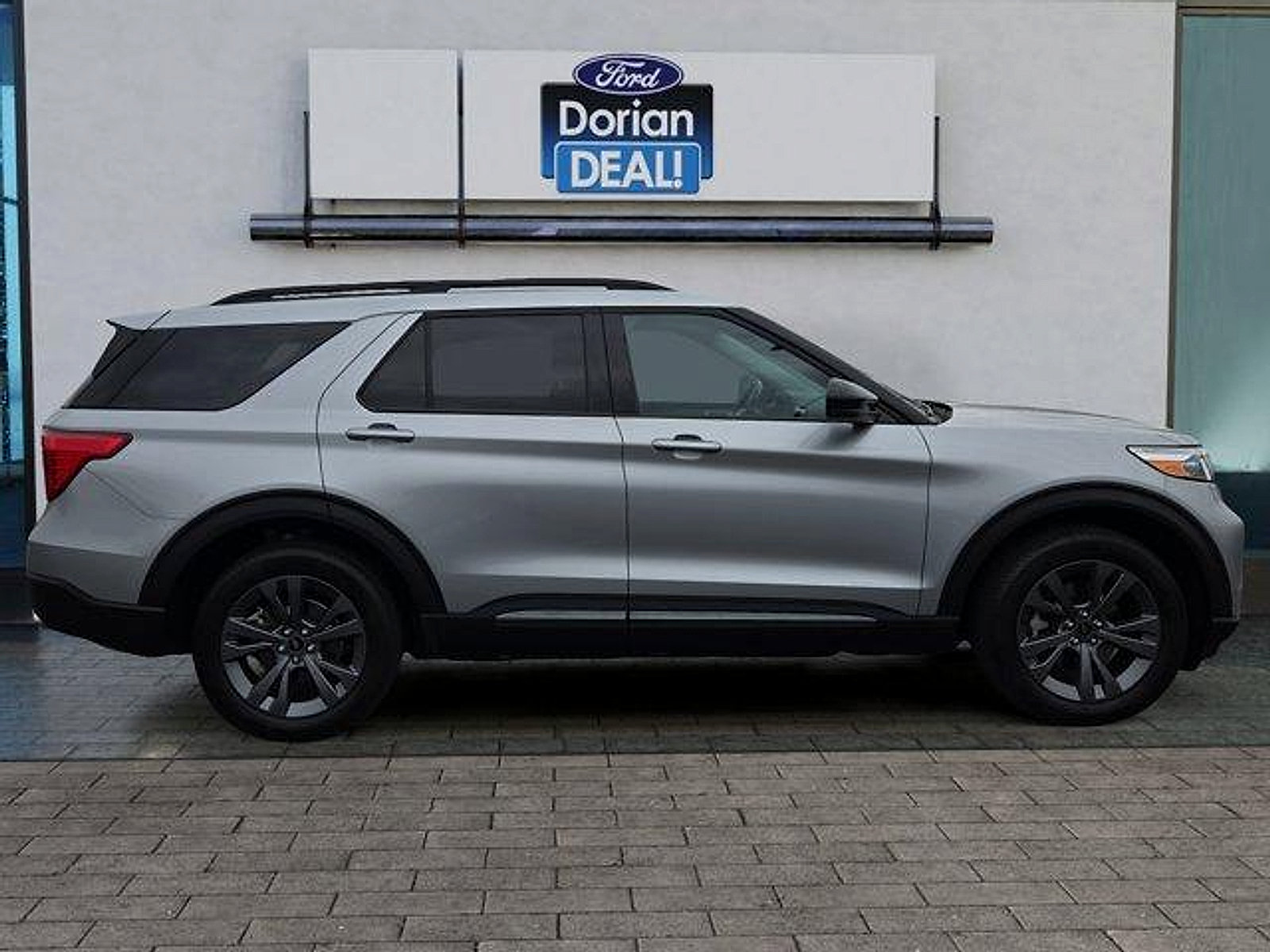Certified 2023 Ford Explorer XLT w/ Equipment Group 202A AWD/4WD image 2