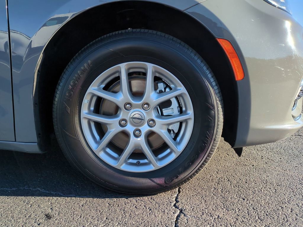 Used 2025 Chrysler Pacifica Select image 10