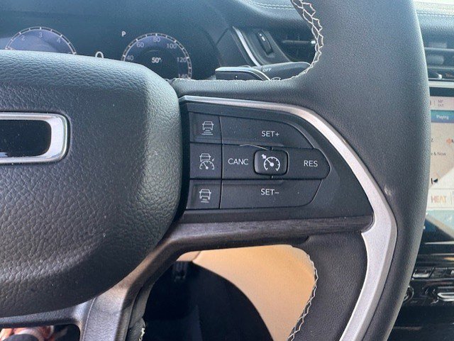 Used 2023 Jeep Grand Cherokee Limited w/ Luxury Tech Group II image 16