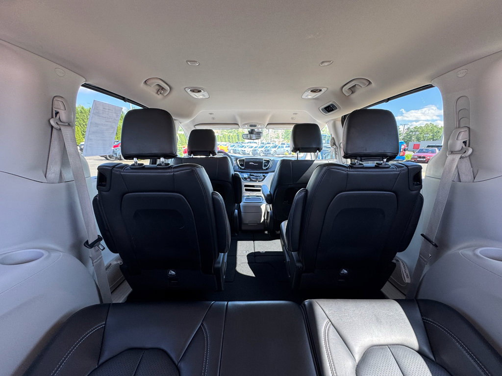 Used 2023 Chrysler Pacifica Touring-L FWD image 21