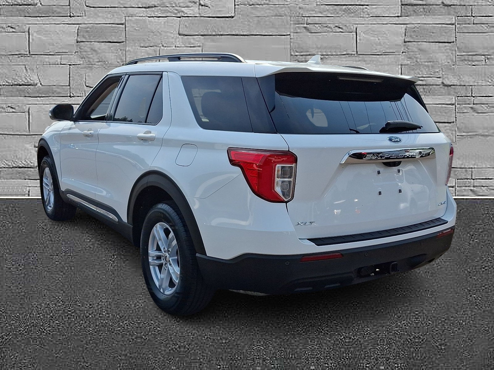 Certified 2023 Ford Explorer XLT w/ Class IV Trailer Tow Package AWD/4WD image 8