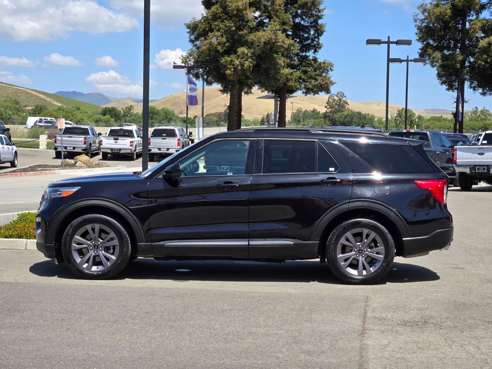Certified 2023 Ford Explorer XLT w/ Equipment Group 202A AWD/4WD image 7